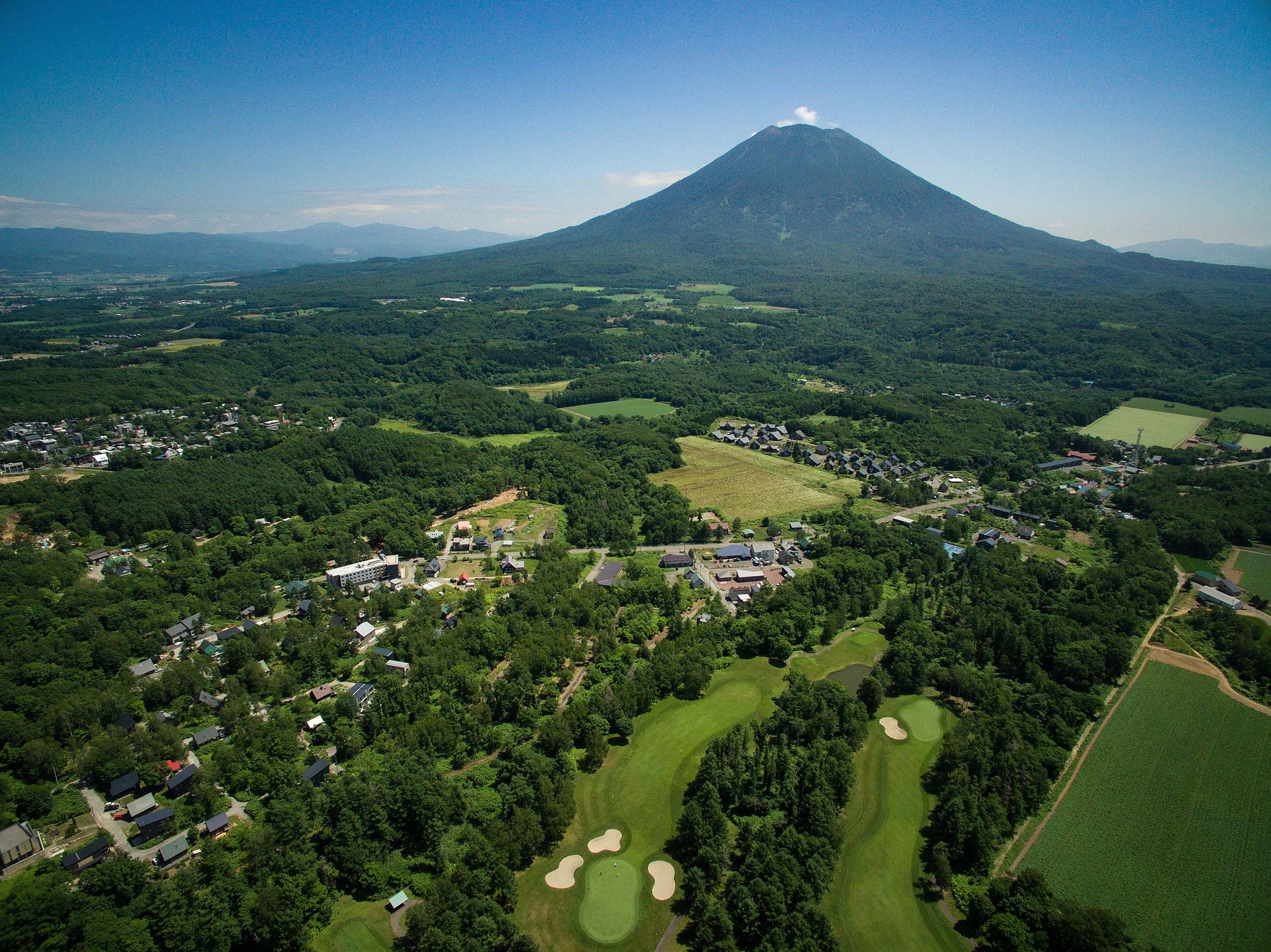 二世古首个直连高尔夫球场 (Golfin Golfout) 的发展项目。 Niseko Golf Estates